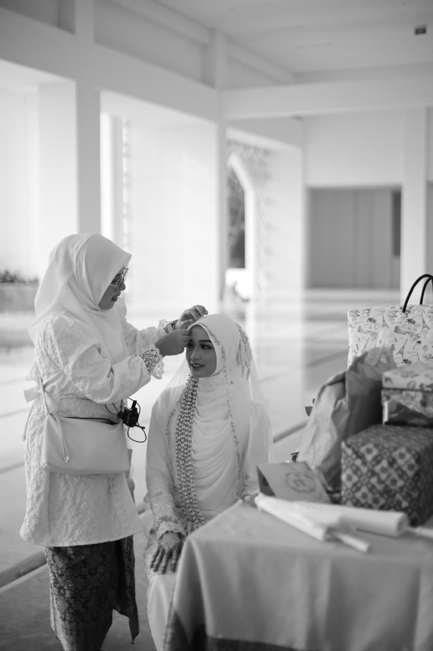 Bride assistant sedang merapikan detail pengantin